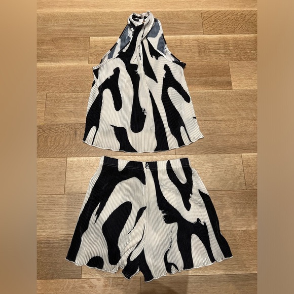SHEIN pleated 2pc set size small - Picture 3 of 3